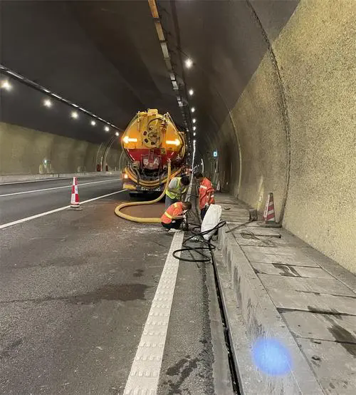 龙南隧道排水渠清淤